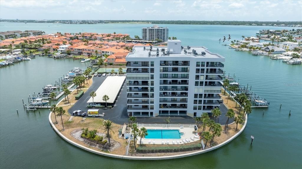 Под контрактом: $730,000 (2 спален, 2 ванн, 1530 Квадратных фут)