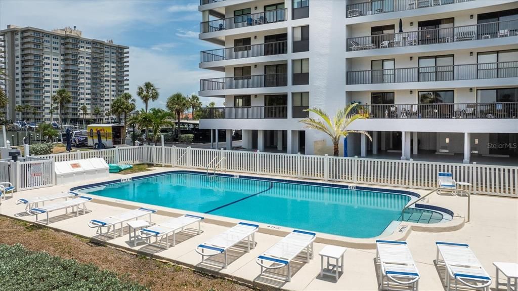 Под контрактом: $730,000 (2 спален, 2 ванн, 1530 Квадратных фут)