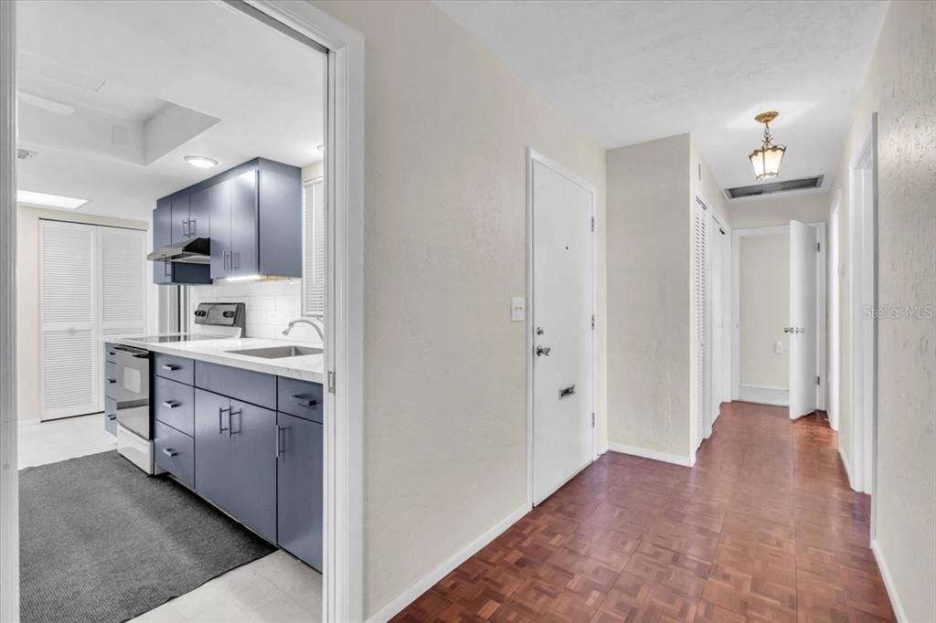 Под контрактом: $215,000 (2 спален, 2 ванн, 1323 Квадратных фут)