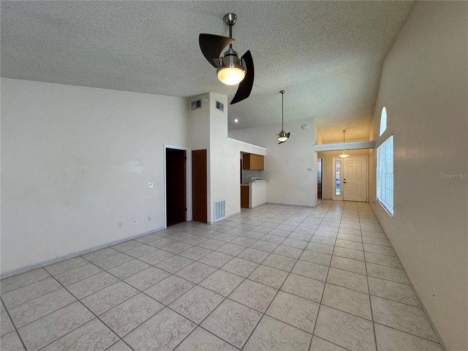 На продажу: $325,000 (2 спален, 2 ванн, 1052 Квадратных фут)