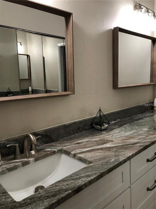 На продажу: $294,900 (2 спален, 2 ванн, 1324 Квадратных фут)