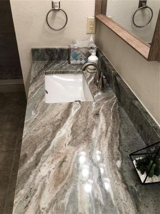 На продажу: $294,900 (2 спален, 2 ванн, 1324 Квадратных фут)