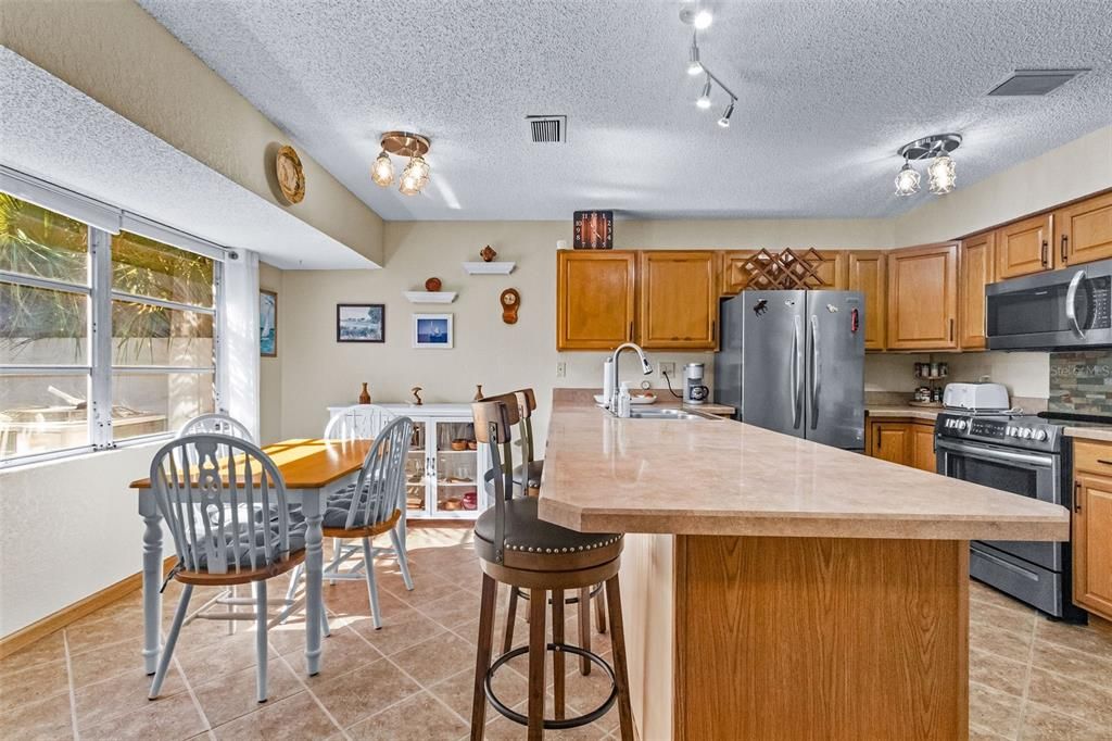 На продажу: $294,900 (2 спален, 2 ванн, 1324 Квадратных фут)