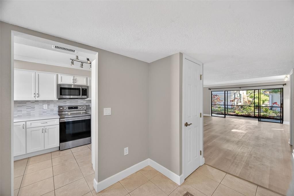 For Sale: $385,000 (3 beds, 3 baths, 1720 Square Feet)