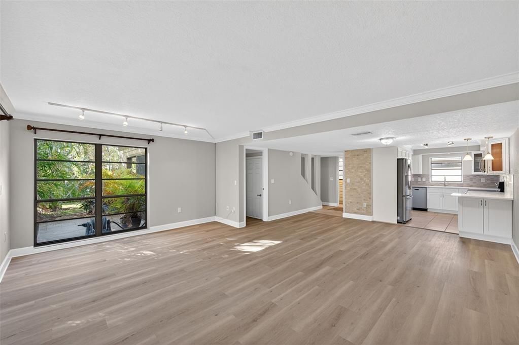 For Sale: $385,000 (3 beds, 3 baths, 1720 Square Feet)