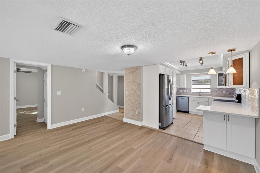 For Sale: $385,000 (3 beds, 3 baths, 1720 Square Feet)