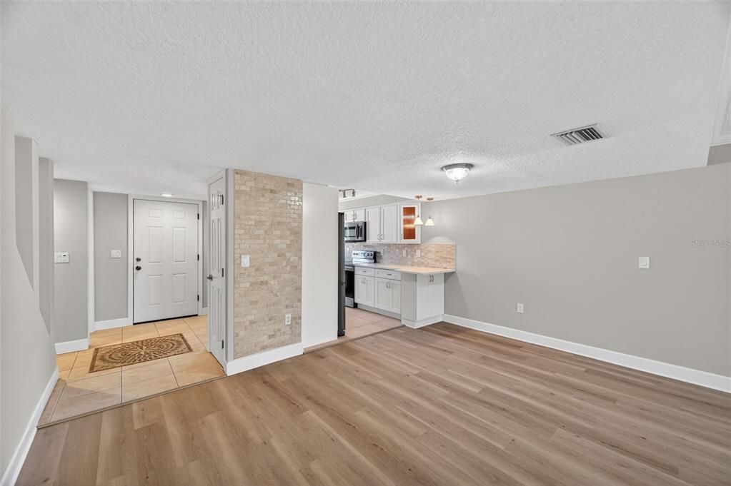 For Sale: $385,000 (3 beds, 3 baths, 1720 Square Feet)