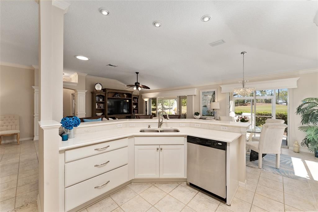 En Venta: $599,000 (3 camas, 2 baños, 2300 Pies cuadrados)