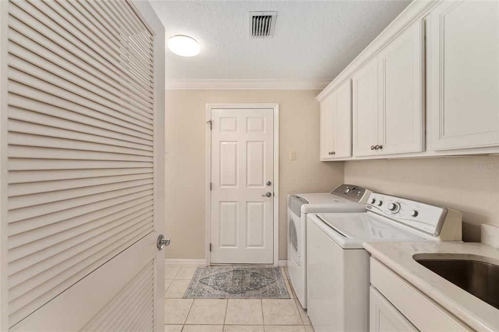 En Venta: $599,000 (3 camas, 2 baños, 2300 Pies cuadrados)