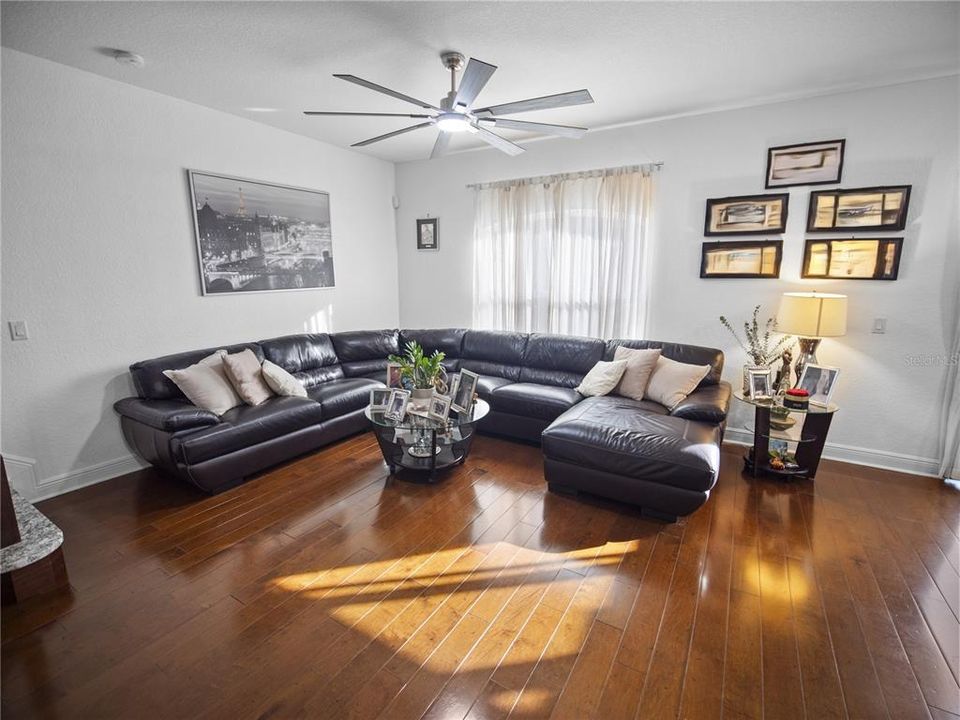 На продажу: $523,500 (4 спален, 3 ванн, 2083 Квадратных фут)