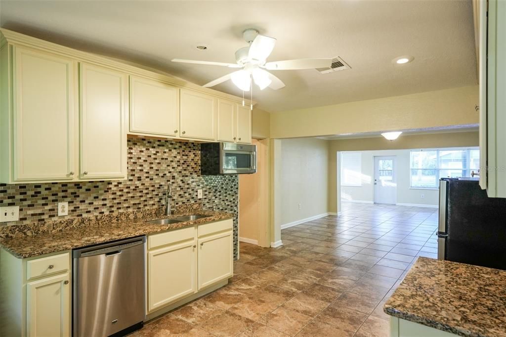 В аренду: $2,300 (3 спален, 2 ванн, 2116 Квадратных фут)