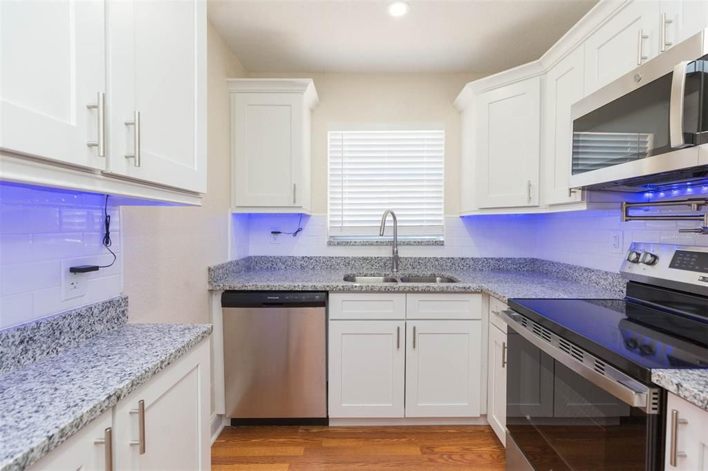 出租: $1,825 (2 贝兹, 1 浴室, 624 平方英尺)