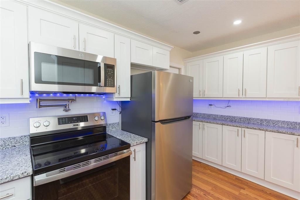 出租: $1,825 (2 贝兹, 1 浴室, 624 平方英尺)