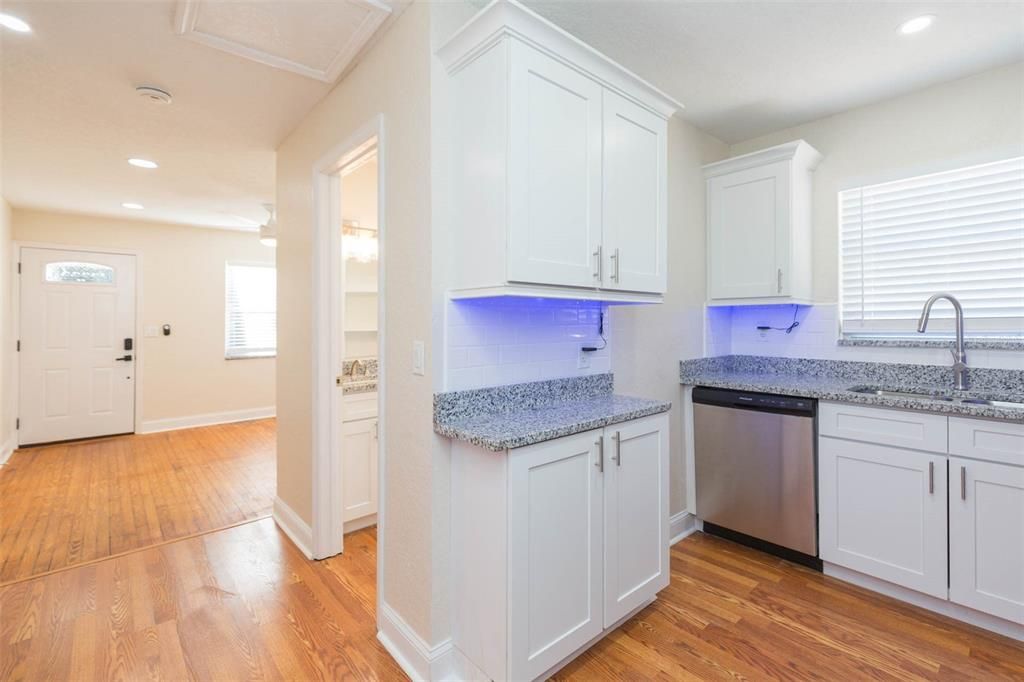 出租: $1,825 (2 贝兹, 1 浴室, 624 平方英尺)