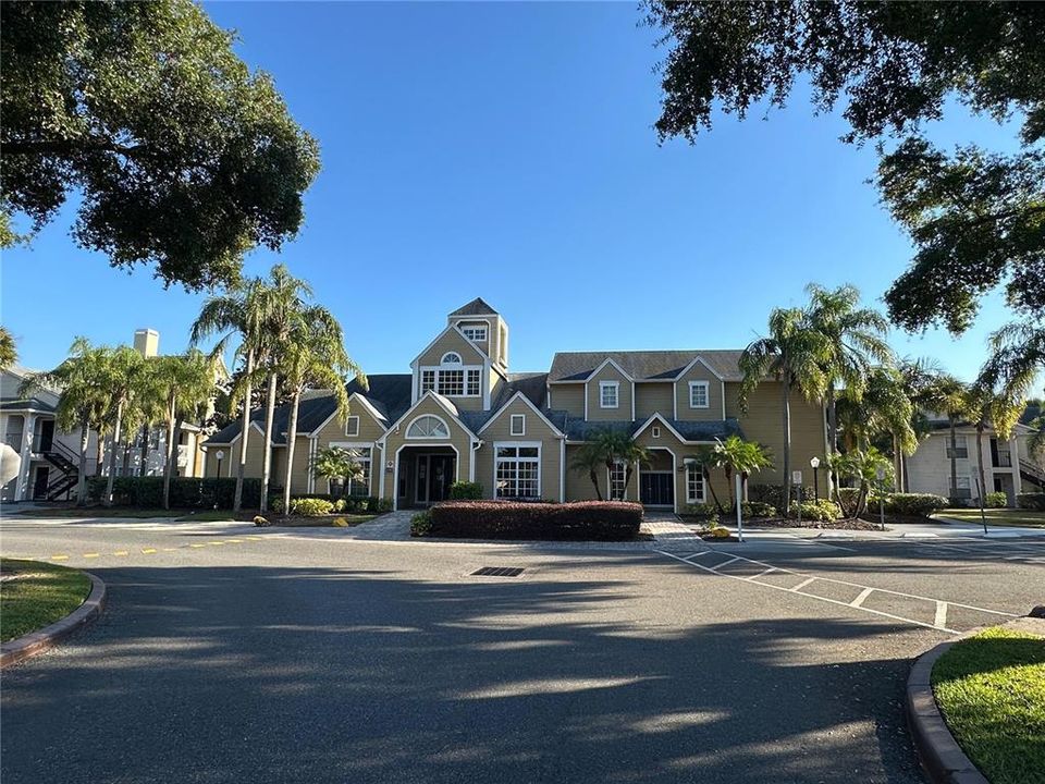 For Rent: $1,300 (1 beds, 1 baths, 627 Square Feet)