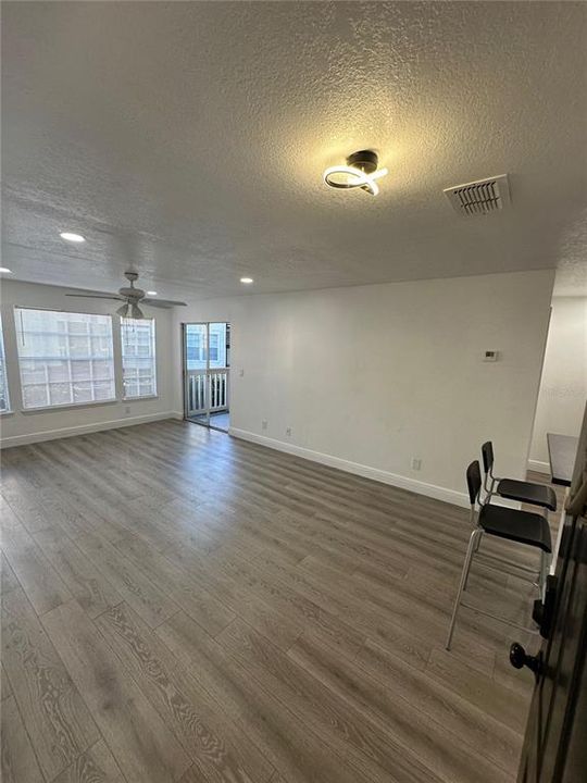 For Rent: $1,300 (1 beds, 1 baths, 627 Square Feet)