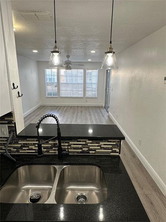 For Rent: $1,300 (1 beds, 1 baths, 627 Square Feet)