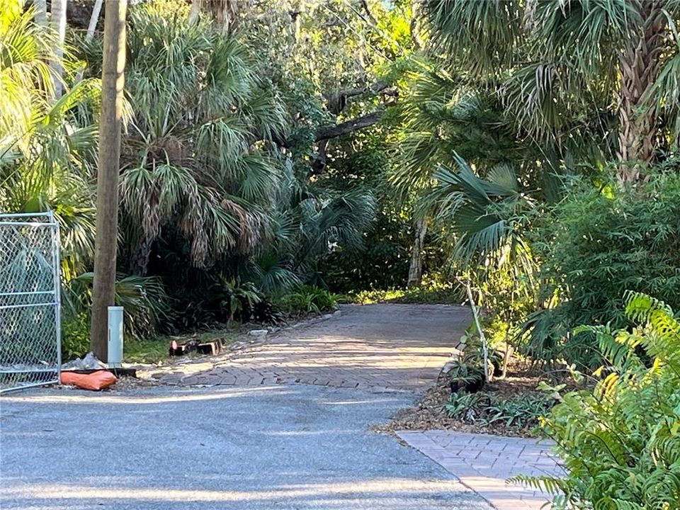 待售: $925,000 (0.85 acres)