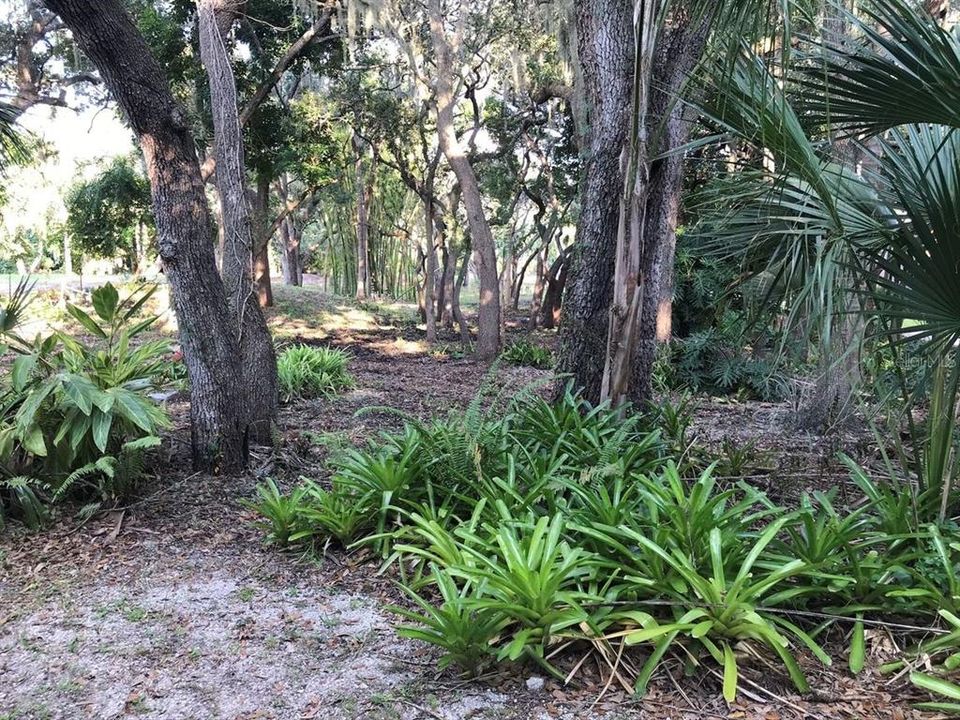 待售: $925,000 (0.85 acres)