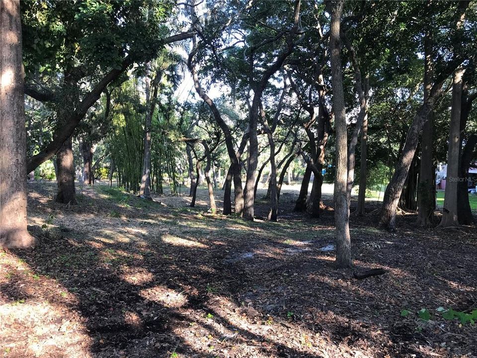 待售: $925,000 (0.85 acres)