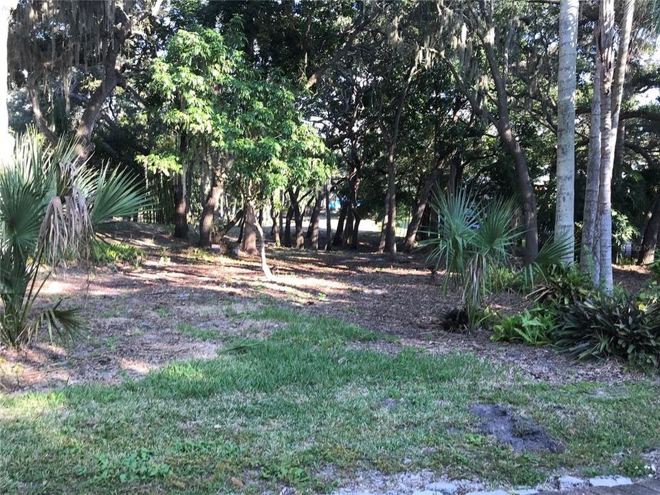 待售: $925,000 (0.85 acres)