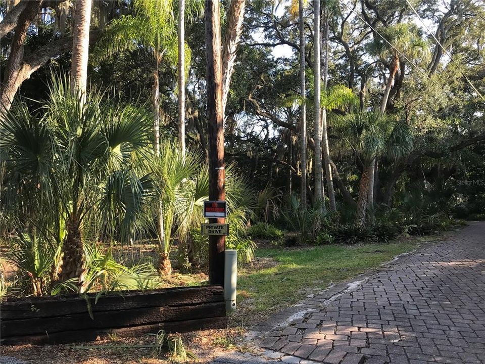 待售: $925,000 (0.85 acres)