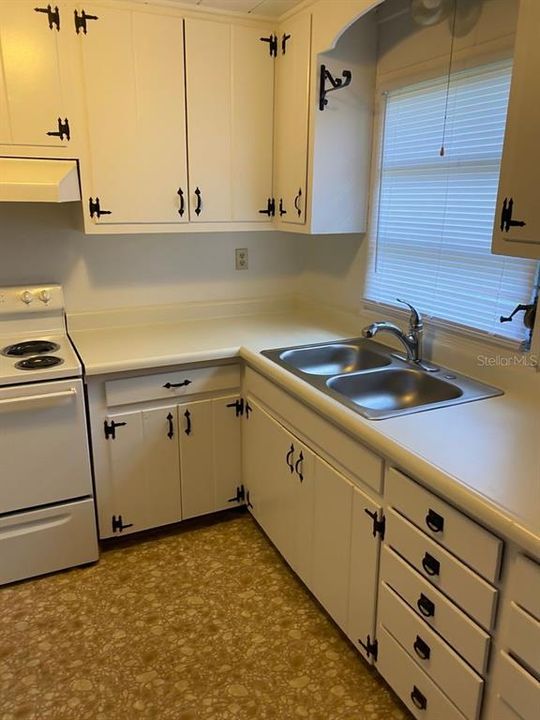 For Rent: $1,350 (2 beds, 1 baths, 960 Square Feet)
