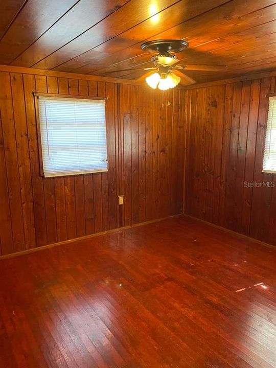 For Rent: $1,350 (2 beds, 1 baths, 960 Square Feet)