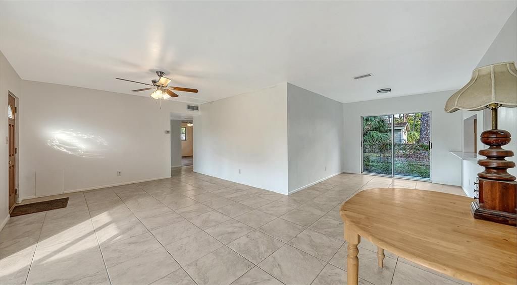 合同活跃: $319,000 (3 贝兹, 1 浴室, 1290 平方英尺)