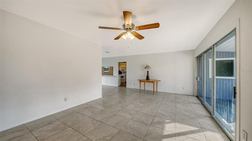 合同活跃: $319,000 (3 贝兹, 1 浴室, 1290 平方英尺)