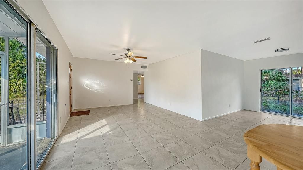 合同活跃: $319,000 (3 贝兹, 1 浴室, 1290 平方英尺)