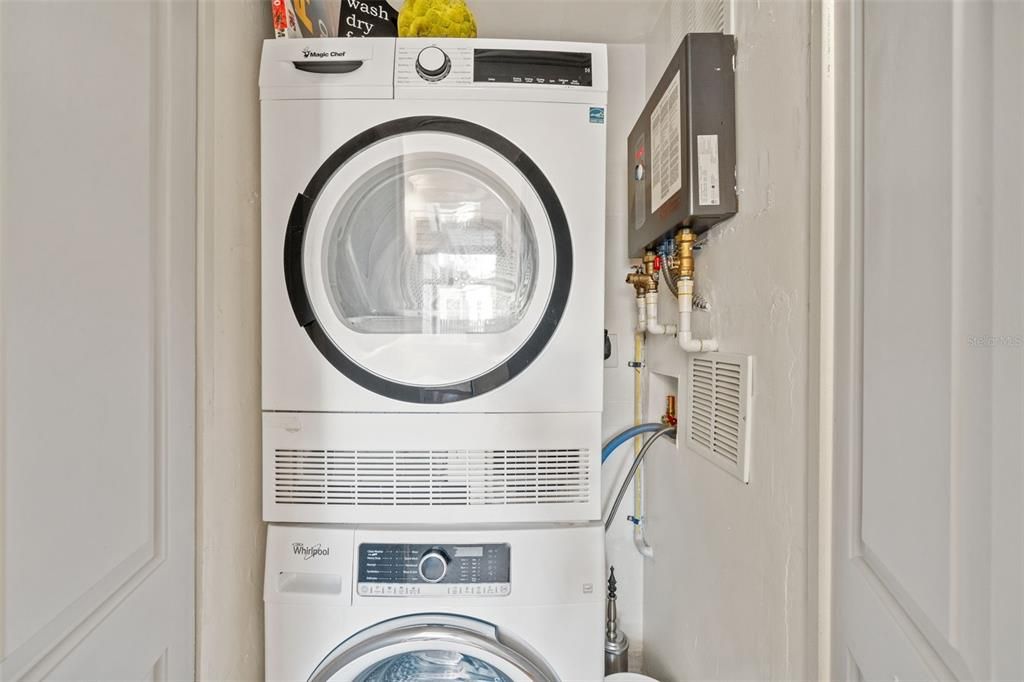 Active With Contract: $460,000 (2 beds, 1 baths, 868 Square Feet)