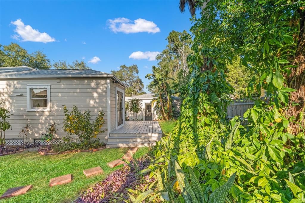 Active With Contract: $460,000 (2 beds, 1 baths, 868 Square Feet)