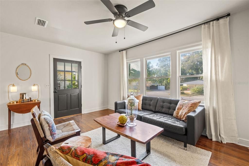 Active With Contract: $460,000 (2 beds, 1 baths, 868 Square Feet)