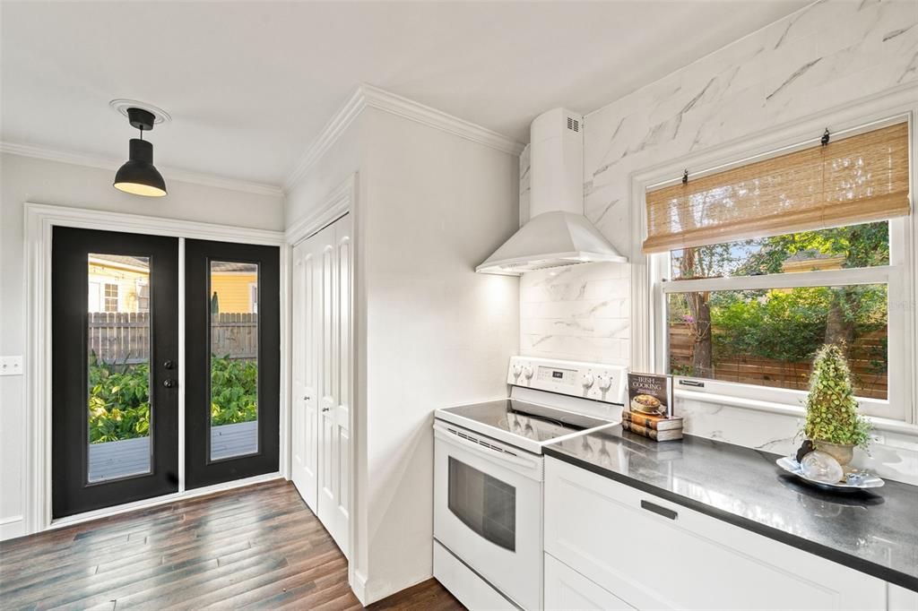 Active With Contract: $460,000 (2 beds, 1 baths, 868 Square Feet)