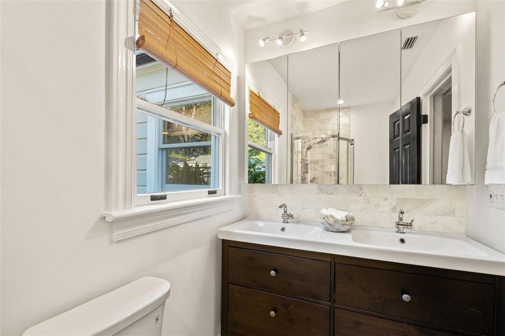 Active With Contract: $460,000 (2 beds, 1 baths, 868 Square Feet)