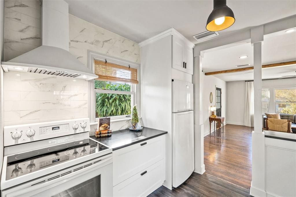 Active With Contract: $460,000 (2 beds, 1 baths, 868 Square Feet)