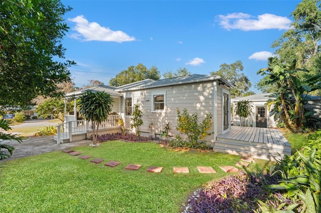 Active With Contract: $460,000 (2 beds, 1 baths, 868 Square Feet)