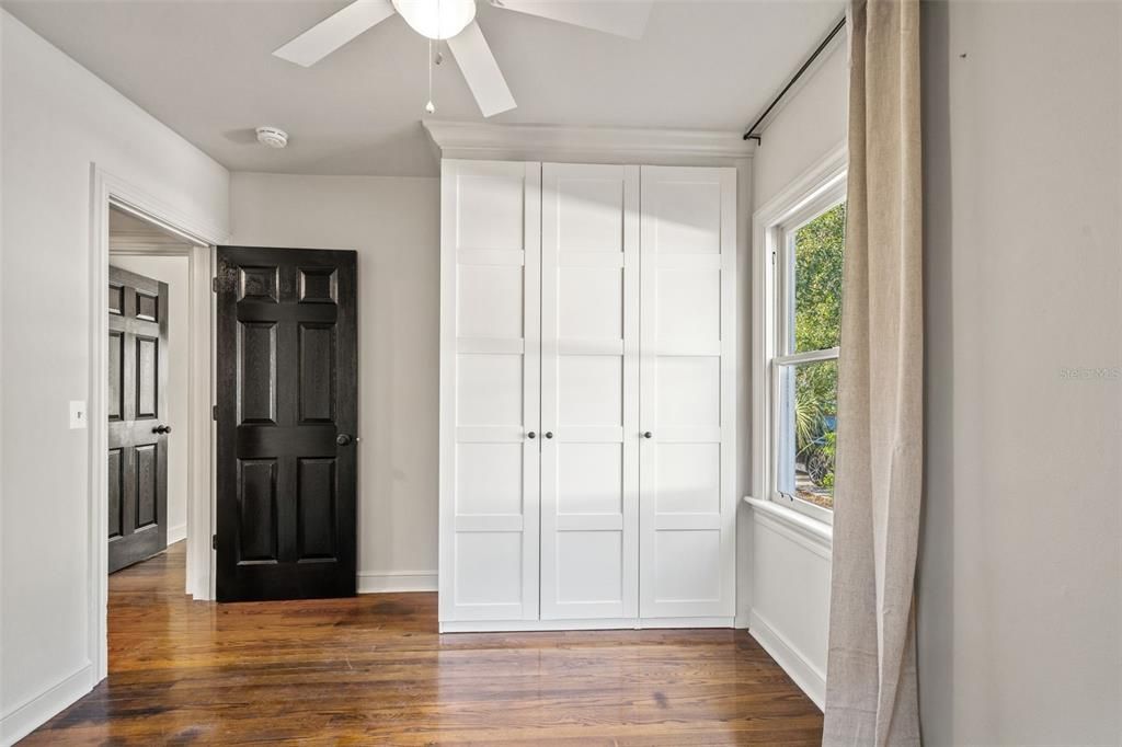 Active With Contract: $460,000 (2 beds, 1 baths, 868 Square Feet)