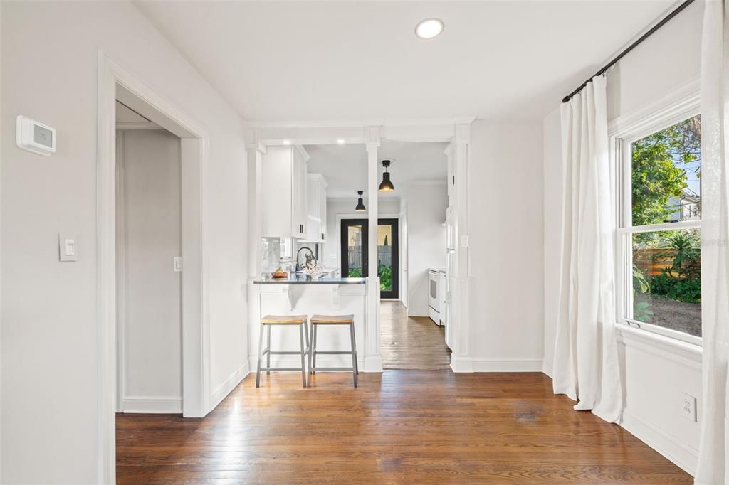 Active With Contract: $460,000 (2 beds, 1 baths, 868 Square Feet)