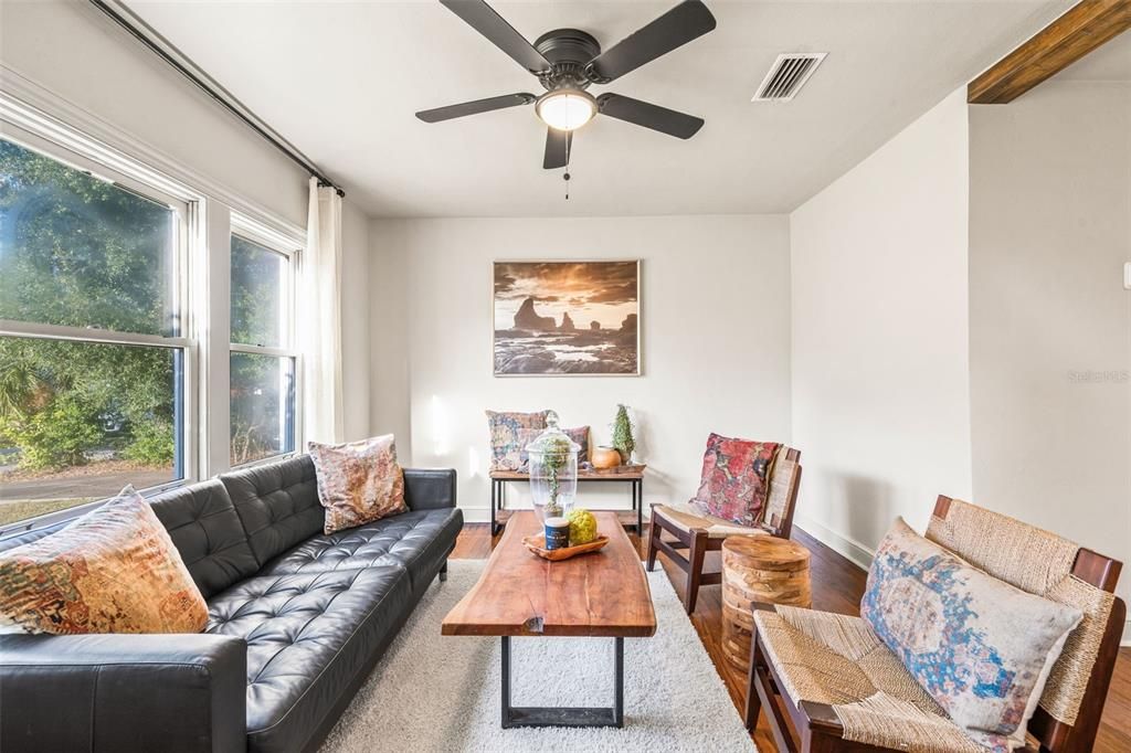 Active With Contract: $460,000 (2 beds, 1 baths, 868 Square Feet)