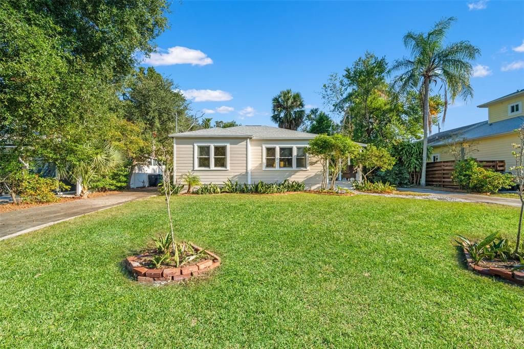 Active With Contract: $460,000 (2 beds, 1 baths, 868 Square Feet)