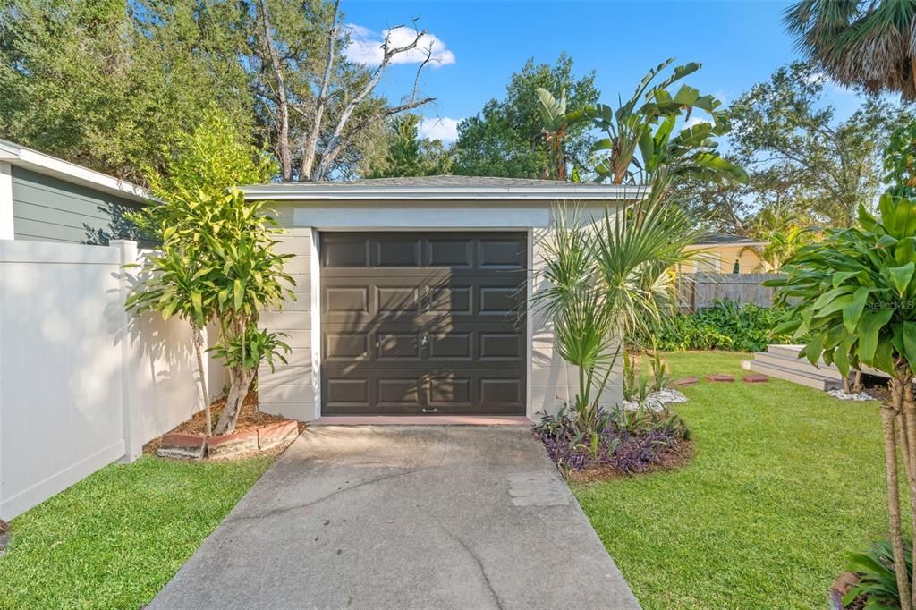 Active With Contract: $460,000 (2 beds, 1 baths, 868 Square Feet)