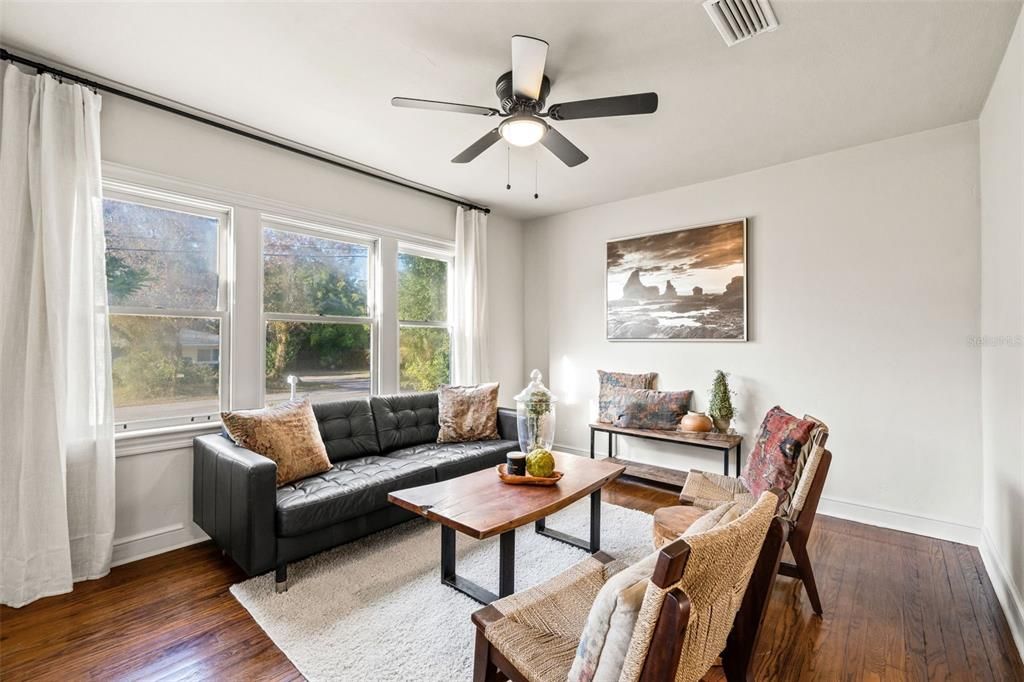 Active With Contract: $460,000 (2 beds, 1 baths, 868 Square Feet)