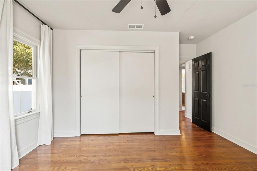 Active With Contract: $460,000 (2 beds, 1 baths, 868 Square Feet)