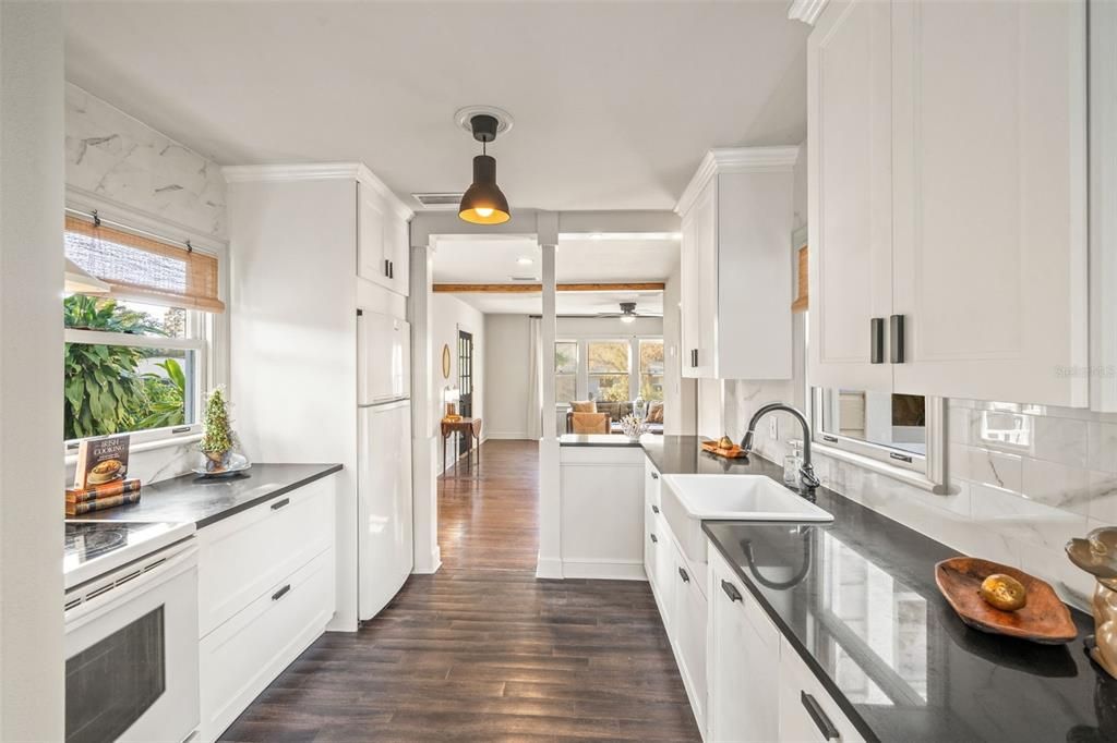 Active With Contract: $460,000 (2 beds, 1 baths, 868 Square Feet)