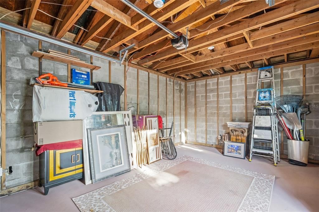 Active With Contract: $460,000 (2 beds, 1 baths, 868 Square Feet)