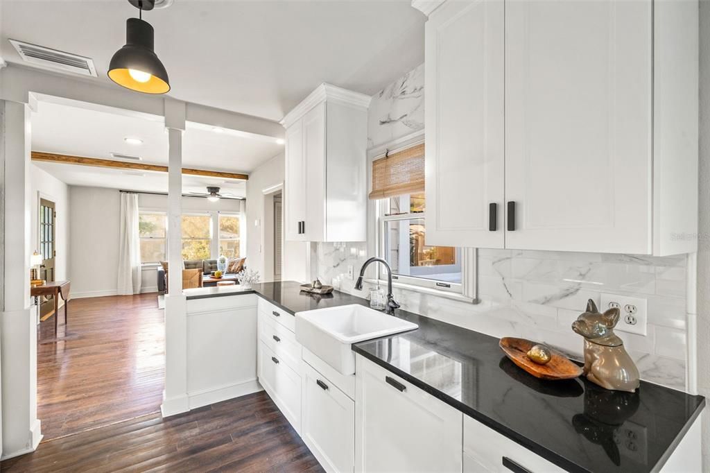 Active With Contract: $460,000 (2 beds, 1 baths, 868 Square Feet)