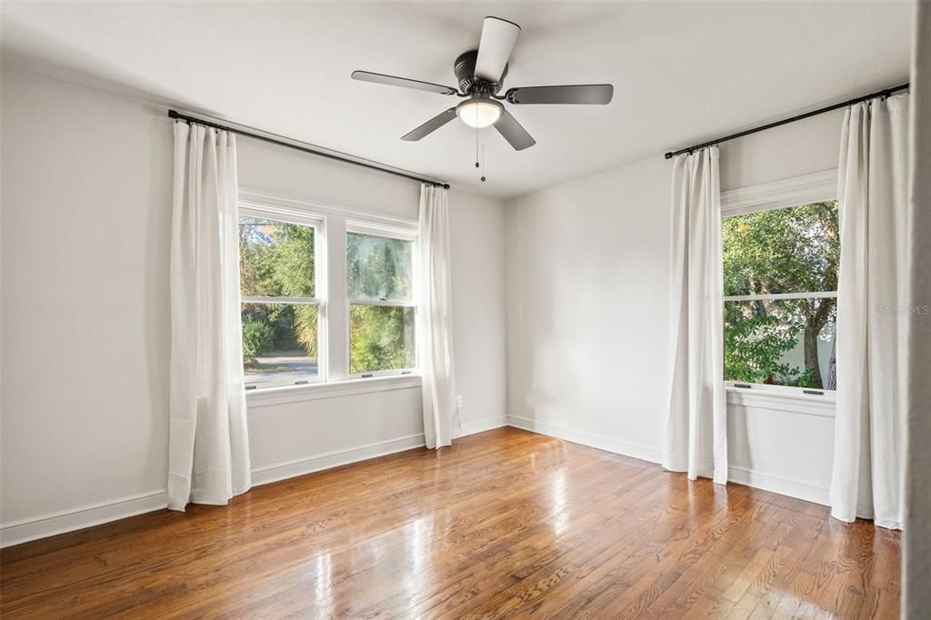 Active With Contract: $460,000 (2 beds, 1 baths, 868 Square Feet)