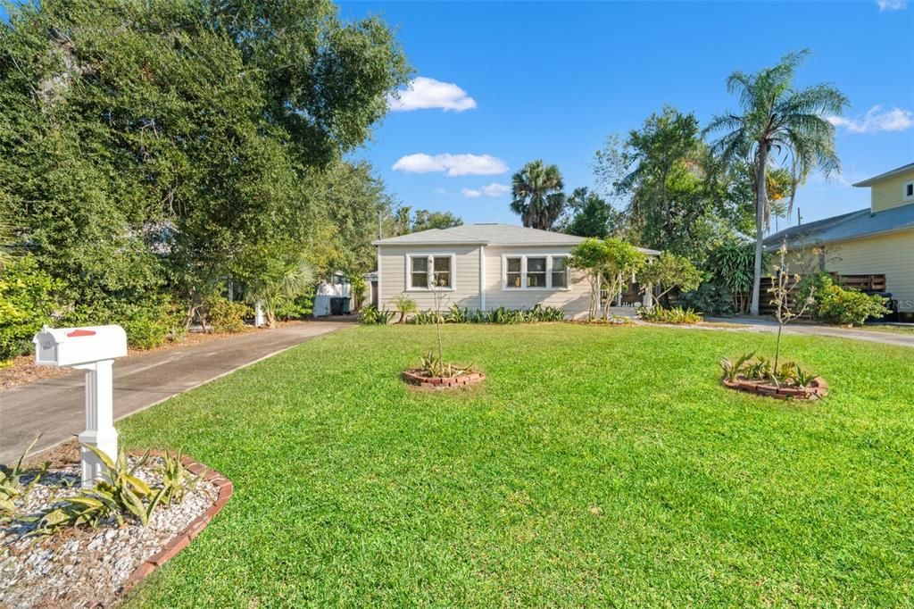 Active With Contract: $460,000 (2 beds, 1 baths, 868 Square Feet)